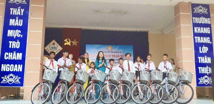Hội Khuyến học tỉnh Quảng Trị trao 20 xe đạp tặng học sinh đặc biệt hoàn cảnh khó khăn - Ảnh 1.