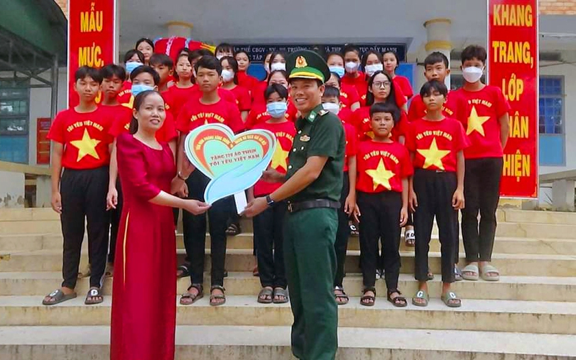 Bộ đội Biên phòng tặng cờ Tổ quốc cho học sinh miền biên giới nhân dịp khai giảng - Ảnh 1.