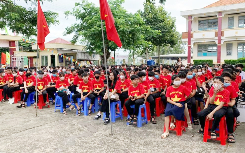 Bộ đội Biên phòng tặng cờ Tổ quốc cho học sinh miền biên giới nhân dịp khai giảng - Ảnh 6.
