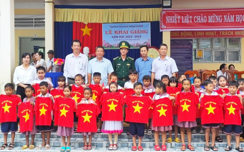 Bộ đội Biên phòng tặng cờ Tổ quốc cho học sinh miền biên giới nhân dịp khai giảng - Ảnh 3.