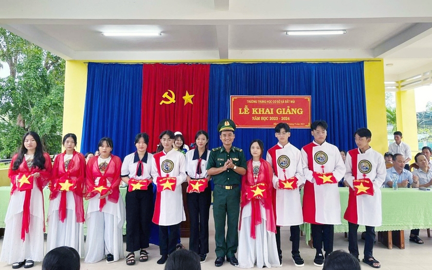 Bộ đội Biên phòng tặng cờ Tổ quốc cho học sinh miền biên giới nhân dịp khai giảng - Ảnh 2.