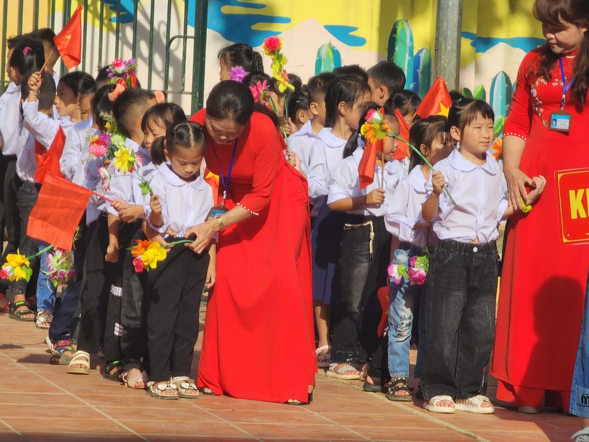 Quảng Ninh: Học sinh ở các điểm trường hân hoan dự khai giảng ở trường chính- Ảnh 3.