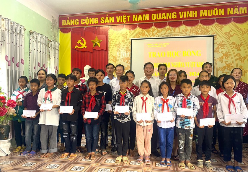 80 suất học bổng tặng học sinh đặc biệt khó khăn của tỉnh Hà Giang nhân dịp đầu năm học mới- Ảnh 3.