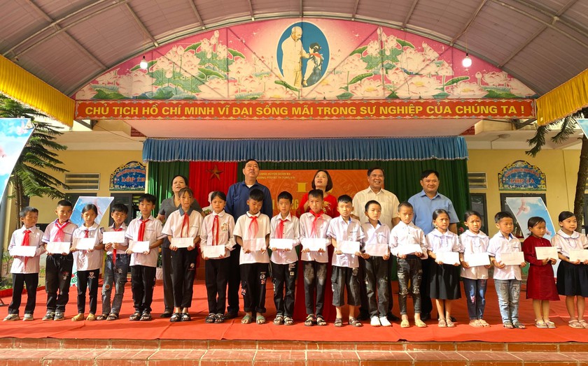 80 suất học bổng tặng học sinh đặc biệt khó khăn của tỉnh Hà Giang nhân dịp đầu năm học mới- Ảnh 1.