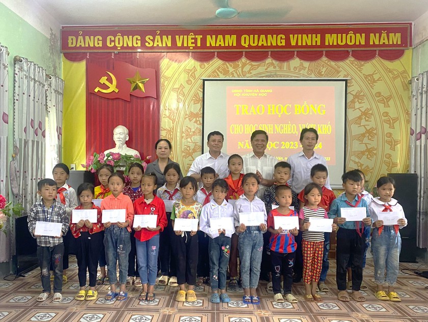 80 suất học bổng tặng học sinh đặc biệt khó khăn của tỉnh Hà Giang nhân dịp đầu năm học mới- Ảnh 2.