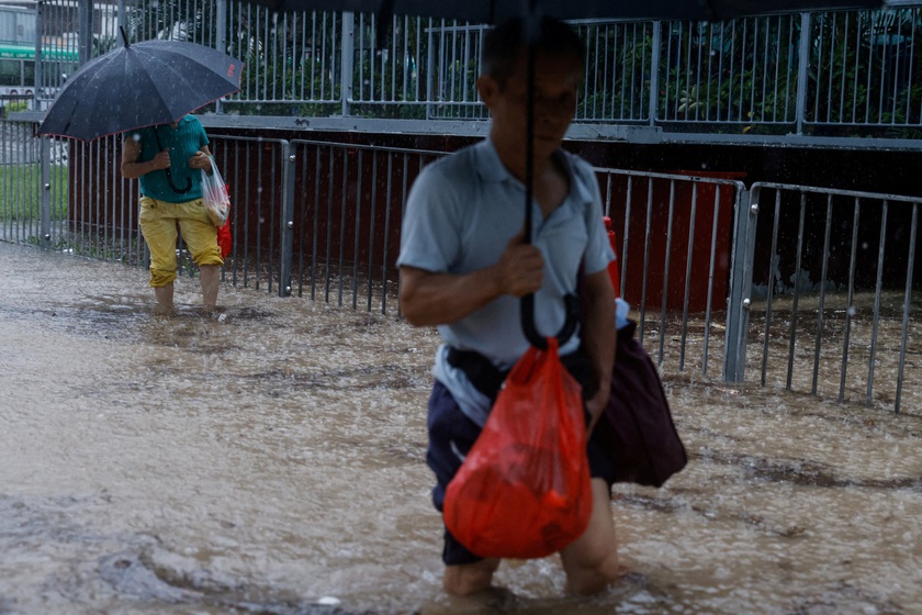 Nhiều nơi của Trung Quốc hứng chịu lượng mưa lớn kỷ lục do ảnh hưởng của bão Haikui - Ảnh 1.