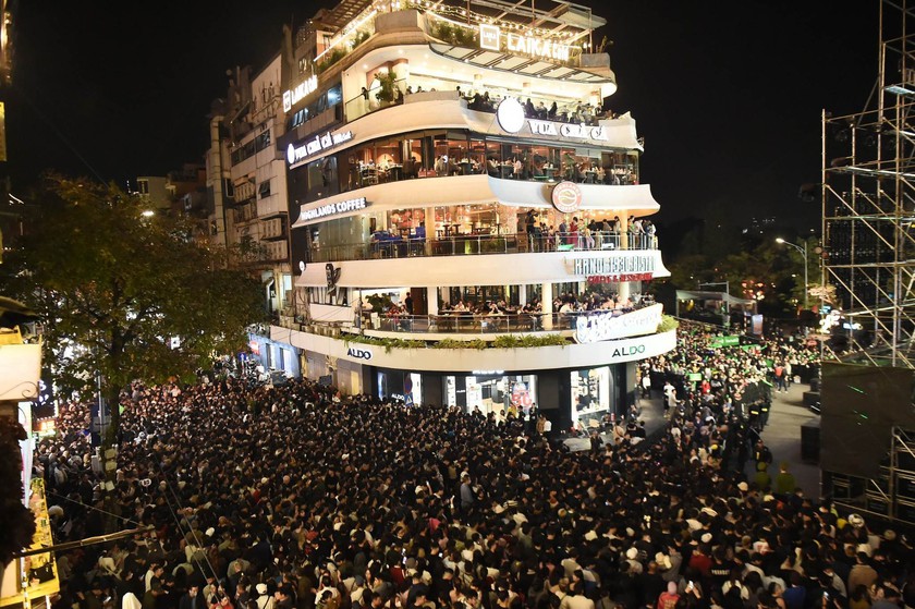 Hà Nội: Người dân đổ dồn về Bờ Hồ, một đêm "thất thủ" vì countdown- Ảnh 2.