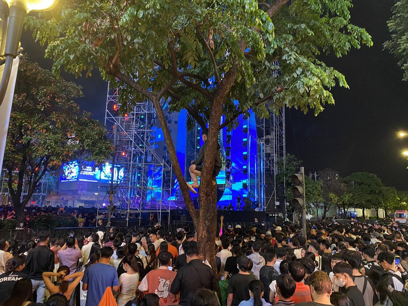 Hà Nội: Người dân đổ dồn về Bờ Hồ, một đêm "thất thủ" vì countdown- Ảnh 3.
