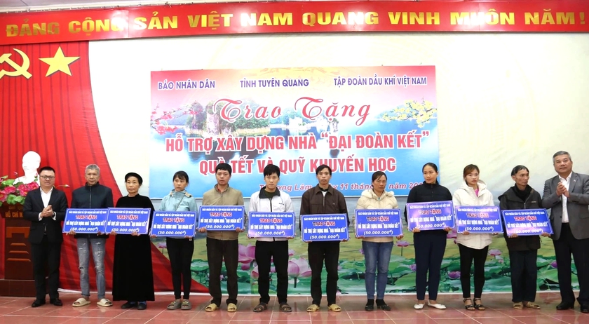 Báo Nhân Dân và Tập đoàn dầu khí Việt Nam ủng hộ Quỹ Khuyến học Tuyên Quang- Ảnh 1.