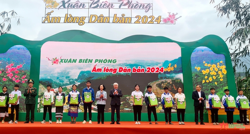 Quỹ Bảo trợ trẻ em Việt Nam trao quà Tết tặng 300 trẻ em vượt khó vươn lên tại Quảng Bình- Ảnh 1.