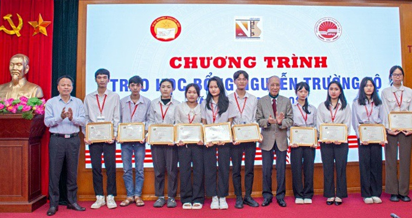 Quỹ Khuyến học Việt Nam trao 50 suất học bổng Nguyễn Trường Tộ tặng sinh viên vượt khó, hiếu học- Ảnh 4.