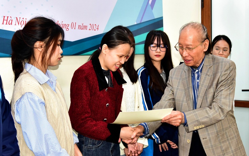 Quỹ Khuyến học Việt Nam trao 50 suất học bổng Nguyễn Trường Tộ tặng sinh viên vượt khó, hiếu học- Ảnh 1.