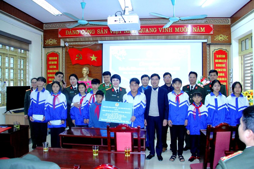 Bộ Công an tặng quà Tết cho học sinh vùng cao Si Ma Cai- Ảnh 1.