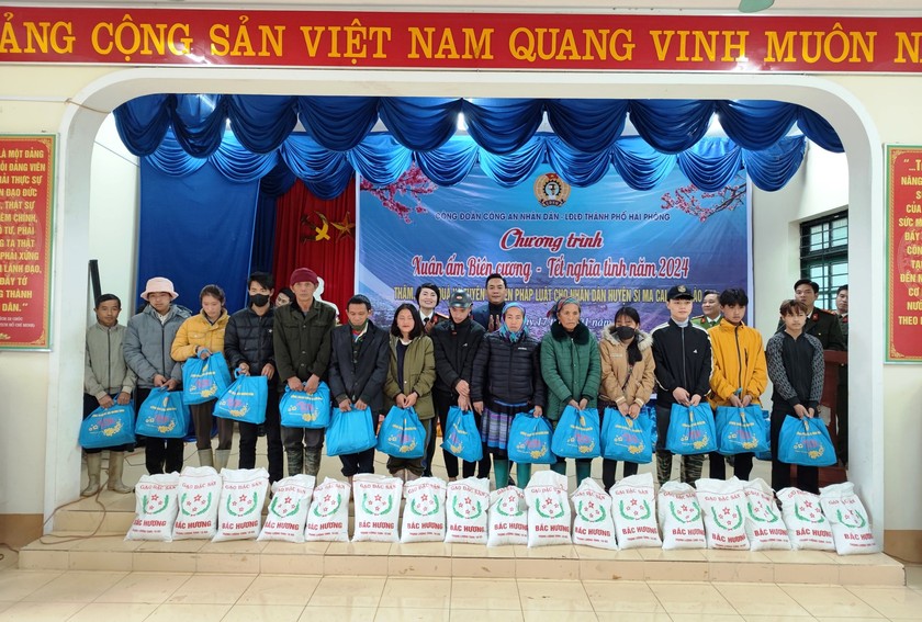 Bộ Công an tặng quà Tết cho học sinh vùng cao Si Ma Cai- Ảnh 2.