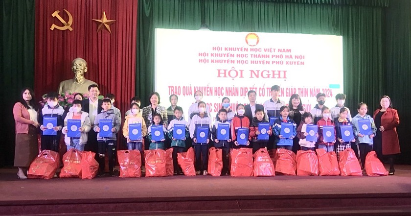 Trao quà khuyến học tặng 28 học sinh vượt khó, học giỏi tại Phú Xuyên, Hà Nội- Ảnh 1.