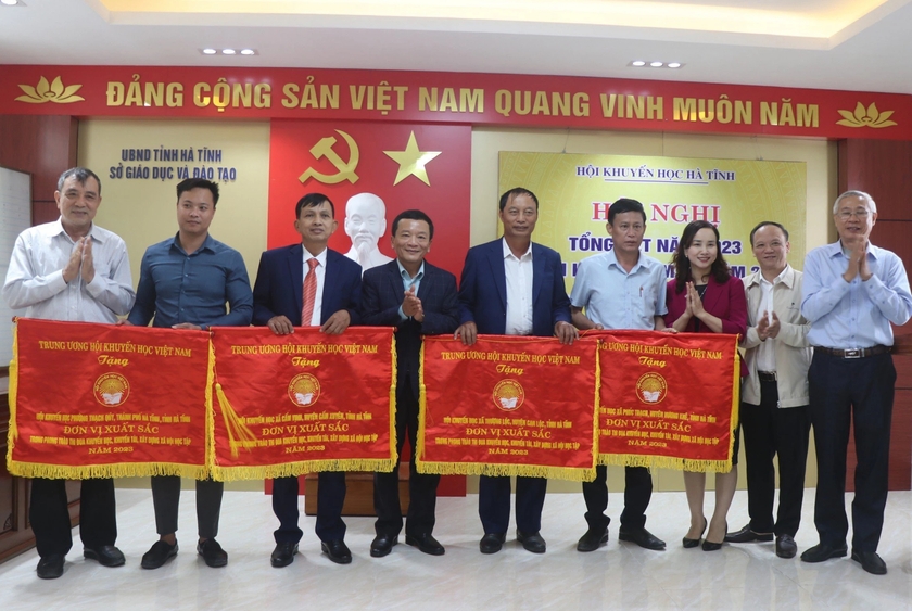 Hội Khuyến học tỉnh Hà Tĩnh nhận cờ "Đơn vị xuất sắc trong phong trào thi đua" của Chính phủ- Ảnh 2.