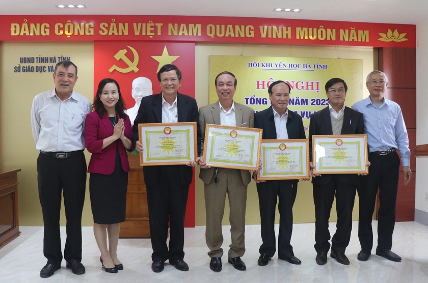 Hội Khuyến học tỉnh Hà Tĩnh nhận cờ "Đơn vị xuất sắc trong phong trào thi đua" của Chính phủ- Ảnh 3.