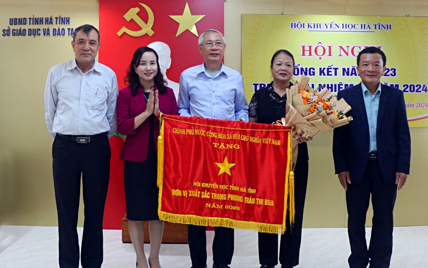 Hội Khuyến học tỉnh Hà Tĩnh nhận cờ "Đơn vị xuất sắc trong phong trào thi đua" của Chính phủ- Ảnh 1.
