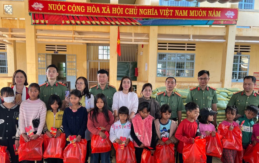 Hội Khuyến học tỉnh Lâm Đồng trao quà, học bổng, thăm khám sức khỏe miễn phí cho học sinh, phụ huynh vùng khó khăn- Ảnh 2.