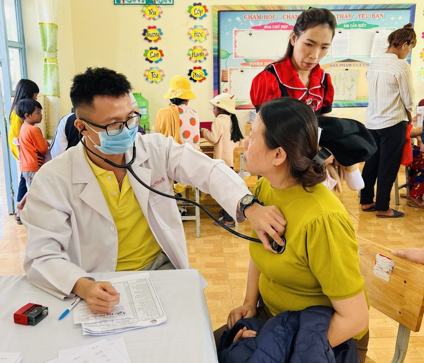 Hội Khuyến học tỉnh Lâm Đồng trao quà, học bổng, thăm khám sức khỏe miễn phí cho học sinh, phụ huynh vùng khó khăn- Ảnh 1.