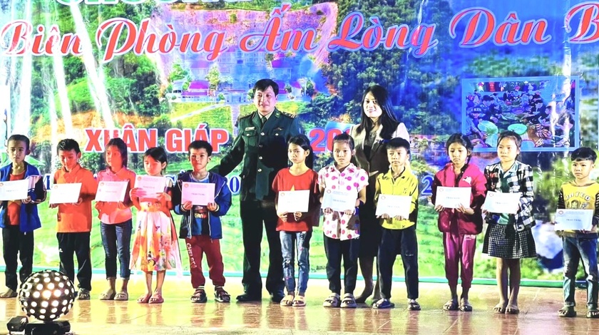 Quỹ Khuyến học Việt Nam trao 50 triệu đồng học bổng tặng học sinh vượt khó, hiếu học của tỉnh Nghệ An- Ảnh 1.