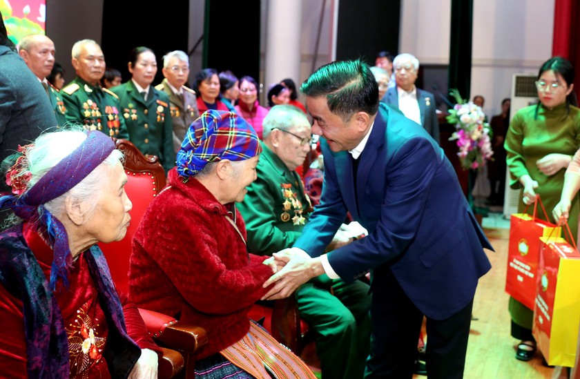 Chủ nhiệm Ủy ban Kiểm tra Trung ương Trần Cẩm Tú thăm, tặng quà Tết tại Lào Cai- Ảnh 2.