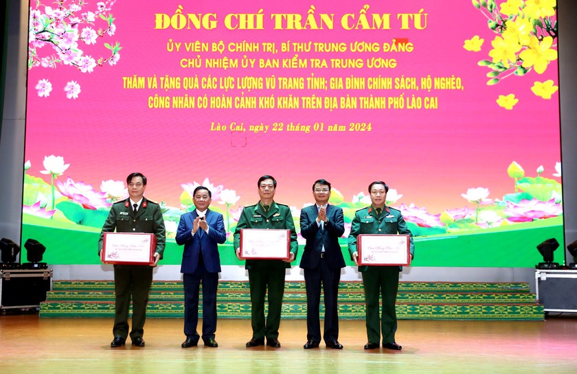 Chủ nhiệm Ủy ban Kiểm tra Trung ương Trần Cẩm Tú thăm, tặng quà Tết tại Lào Cai- Ảnh 3.