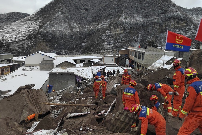 Thảm họa kép lở đất và động đất ở Trung Quốc làm hàng chục người mất tích- Ảnh 1.