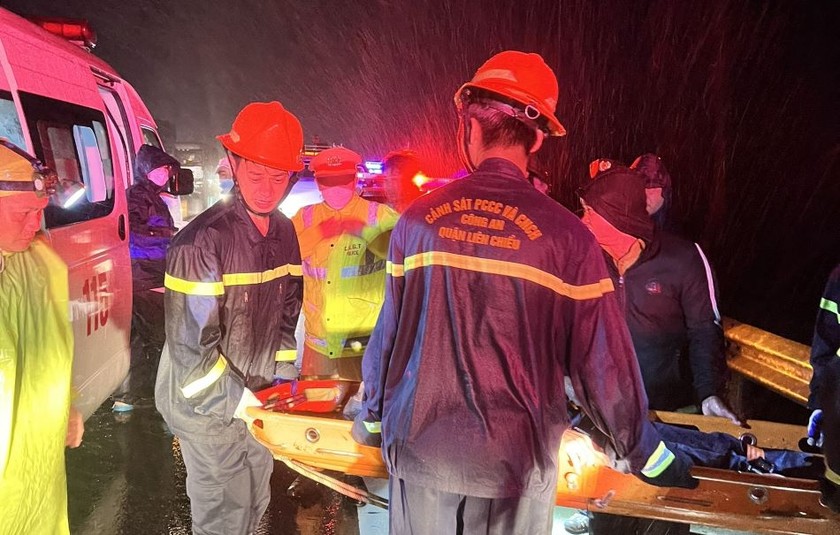 Lực lượng chức năng giải cứu người bị thương trong vụ xe khách rơi xuống vực trên cao tốc La Sơn - Túy Loan. Ảnh: Công an cung cấp