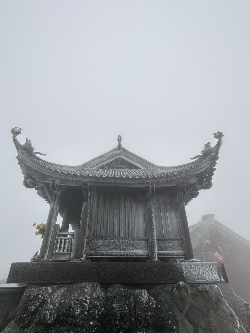 Cận cảnh băng giá xuất hiện tại chùa Đồng, Yên Tử, Quảng Ninh- Ảnh 7.