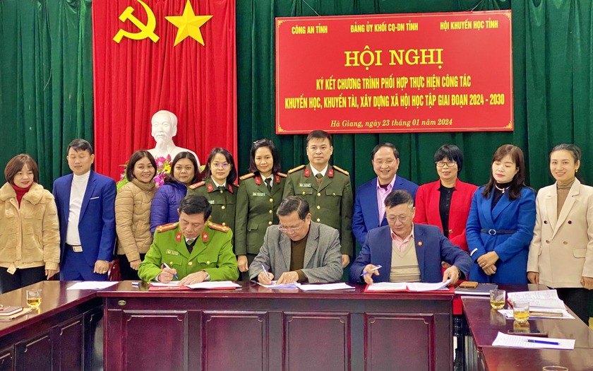 Hội khuyến học, Công an, Đảng uỷ Khối cơ quan doanh nghiệp Hà Giang ký kết phối hợp thực hiện khuyến học - khuyến tài- Ảnh 1.