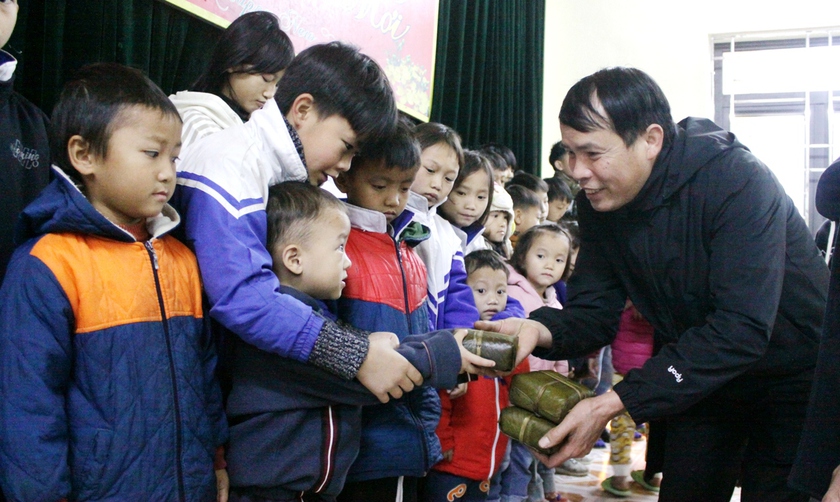 Lai Châu: Một hộ kinh doanh nhỏ tặng 500 chiếc bánh chưng cho trẻ em mồ côi và người nghèo đón Tết- Ảnh 1.