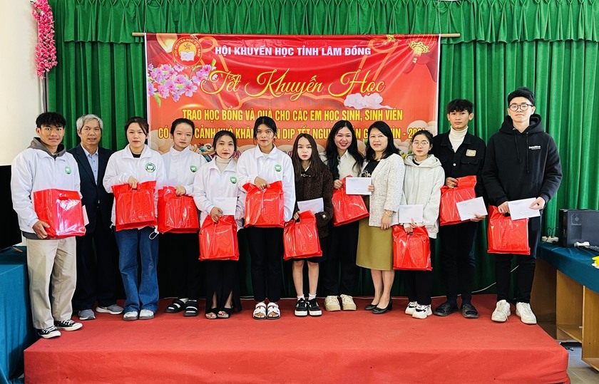 Hội Khuyến học tỉnh Lâm Đồng trao 155 suất quà Tết tặng học sinh, sinh viên, giáo viên- Ảnh 1.
