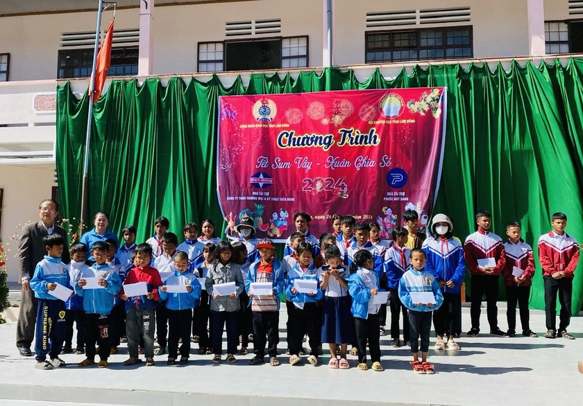 Hội Khuyến học tỉnh Lâm Đồng trao 155 suất quà Tết tặng học sinh, sinh viên, giáo viên- Ảnh 3.