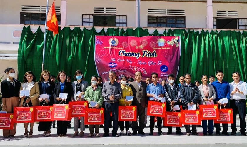 Hội Khuyến học tỉnh Lâm Đồng trao 155 suất quà Tết tặng học sinh, sinh viên, giáo viên- Ảnh 4.