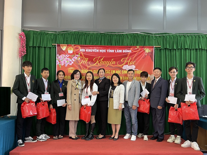 Hội Khuyến học tỉnh Lâm Đồng trao 155 suất quà Tết tặng học sinh, sinh viên, giáo viên- Ảnh 2.