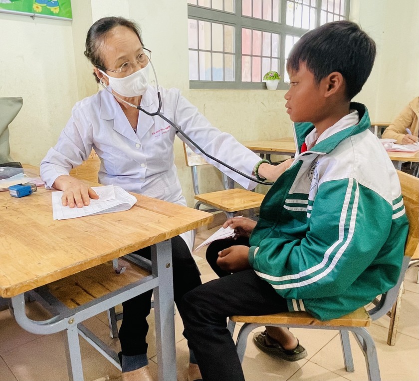 Hội Khuyến học tỉnh Lâm Đồng trao 320 suất quà, học bổng, tổ chức khám bệnh miễn phí pho phụ huynh, học sinh vùng khó- Ảnh 1.