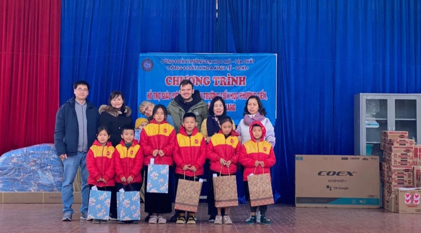Hội Khuyến học tỉnh Hà Giang trao hơn 90 triệu đồng quà Tết tặng học sinh huyện Vị Xuyên- Ảnh 3.