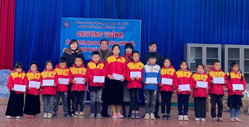 Hội Khuyến học tỉnh Hà Giang trao hơn 90 triệu đồng quà Tết tặng học sinh huyện Vị Xuyên- Ảnh 2.