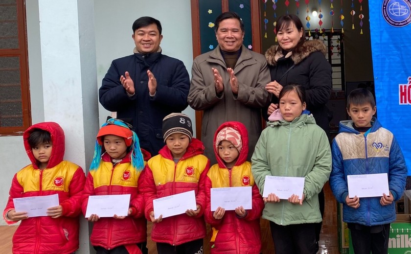 Hội Khuyến học tỉnh Hà Giang trao hơn 90 triệu đồng quà Tết tặng học sinh huyện Vị Xuyên- Ảnh 1.