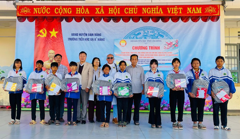 Hội Khuyến học tỉnh Lâm Đồng trao 320 suất quà, học bổng, tổ chức khám bệnh miễn phí pho phụ huynh, học sinh vùng khó- Ảnh 4.