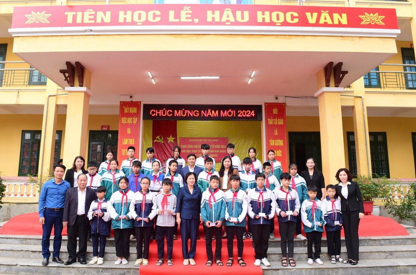 Hội Khuyến học tỉnh Tuyên Quang trao 50 thẻ bảo hiểm y tế tặng học sinh có hoàn cảnh khó khăn- Ảnh 2.