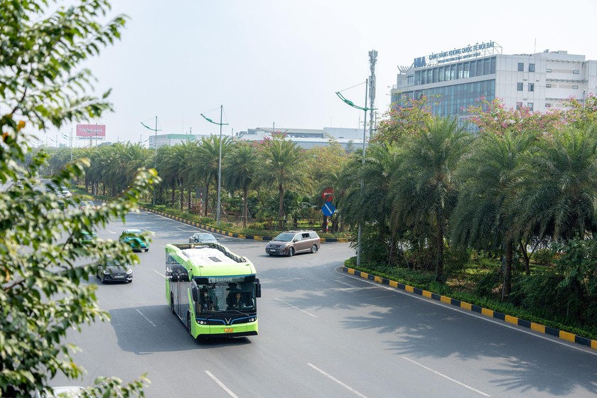 Người dân hào hứng trải nghiệm tuyến buýt điện đầu tiên kết nối nội đô Hà Nội - sân bay Nội Bài- Ảnh 1.