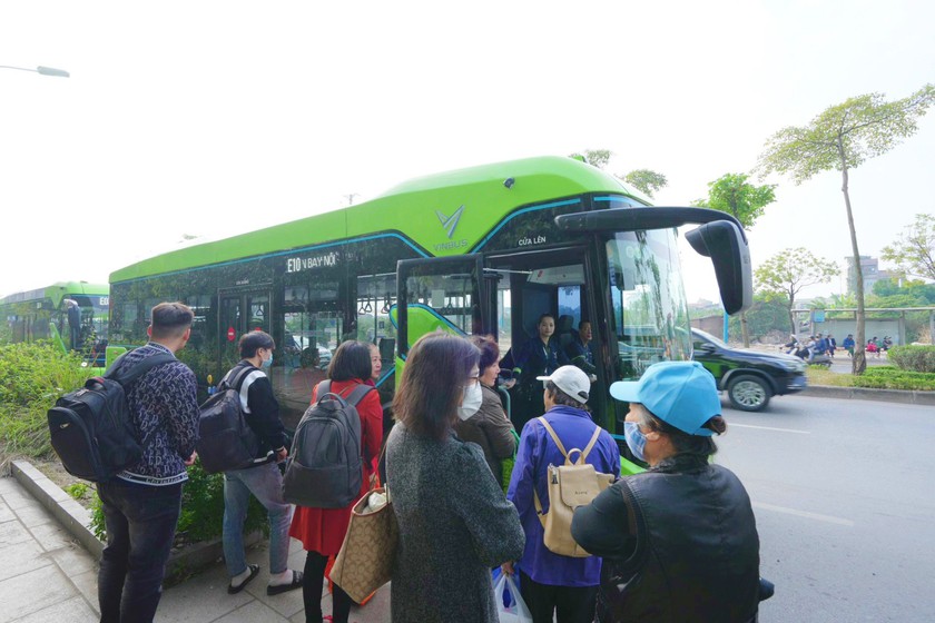 Người dân hào hứng trải nghiệm tuyến buýt điện đầu tiên kết nối nội đô Hà Nội - sân bay Nội Bài- Ảnh 2.
