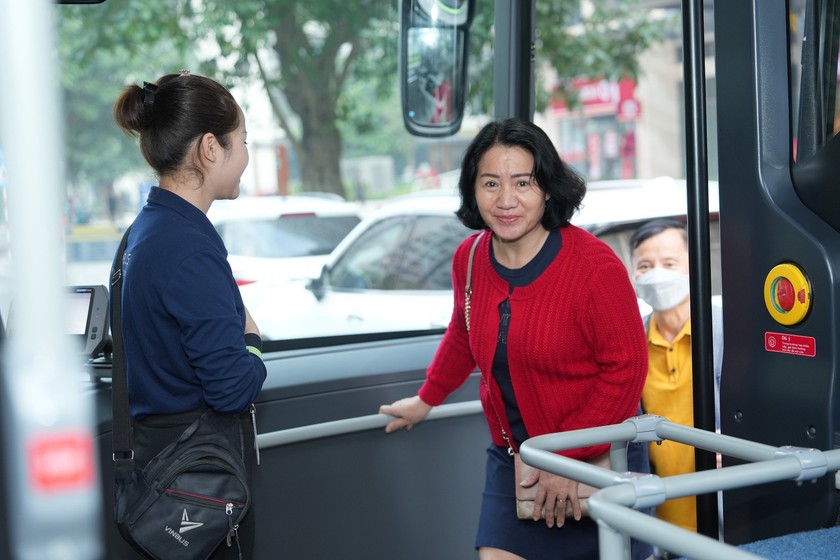 Người dân hào hứng trải nghiệm tuyến buýt điện đầu tiên kết nối nội đô Hà Nội - sân bay Nội Bài- Ảnh 3.
