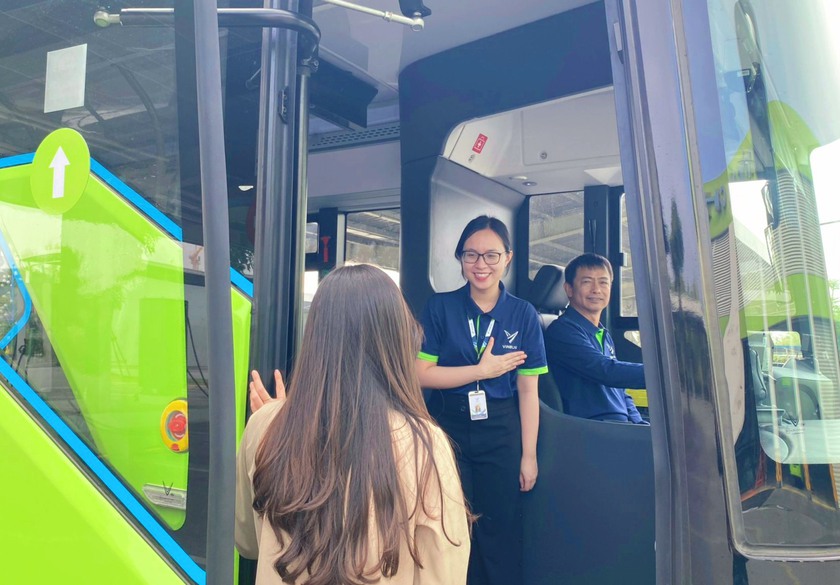 Người dân hào hứng trải nghiệm tuyến buýt điện đầu tiên kết nối nội đô Hà Nội - sân bay Nội Bài- Ảnh 4.