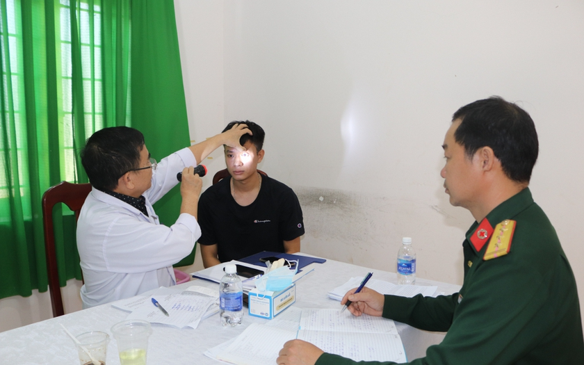 Không khám sức khỏe nghĩa vụ quân sự, 5 thanh niên ở Bình Định bị phạt 150 triệu đồng- Ảnh 1.