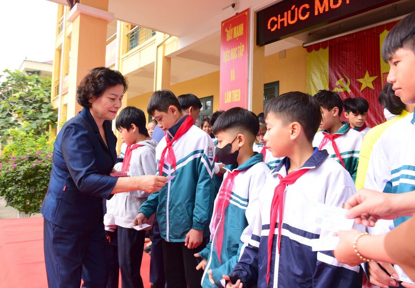 Hội Khuyến học tỉnh Tuyên Quang trao 50 thẻ bảo hiểm y tế tặng học sinh có hoàn cảnh khó khăn- Ảnh 1.