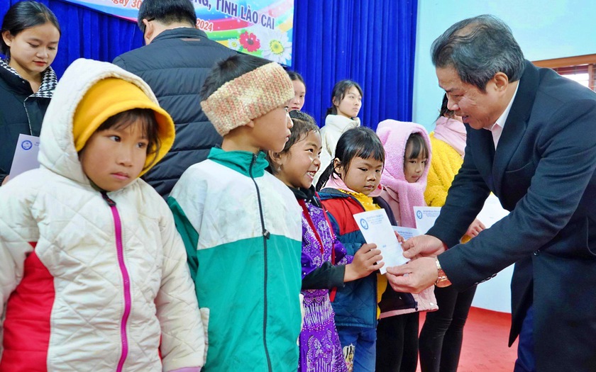 Hội Khuyến học tỉnh Lào Cai trao 50 suất học bổng cho học sinh nghèo vượt khó, hiếu học - Ảnh 2.