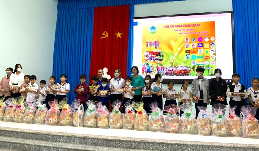 Hội Khuyến học huyện Càng Long, tỉnh Trà Vinh vừa tổ chức chương trình “Hơi ấm mùa Xuân” năm 2024, trao quà tặng học sinh, sinh viên mồ côi của huyện.